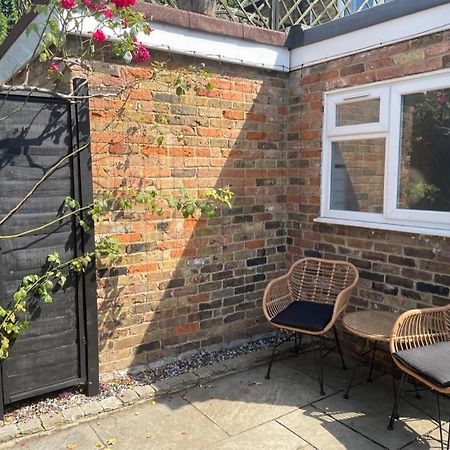 2 Bedroom House In Central Windsor - The Town Esterno foto