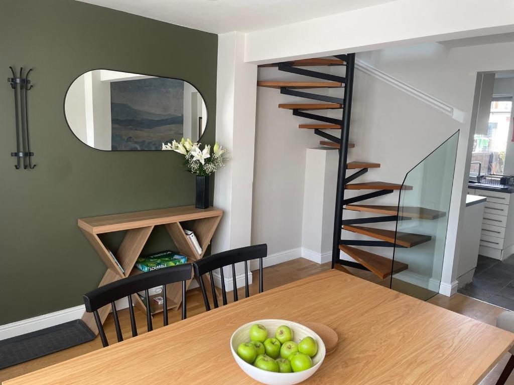 2 Bedroom House In Central Windsor - The Town Esterno foto