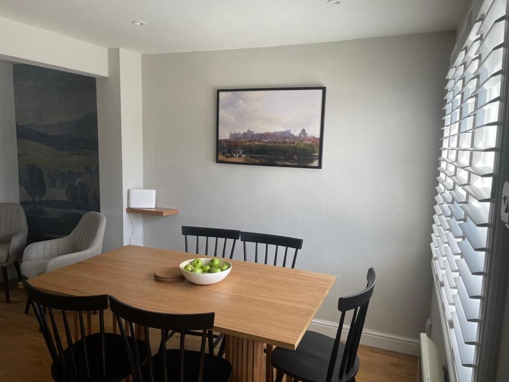 2 Bedroom House In Central Windsor - The Town Esterno foto