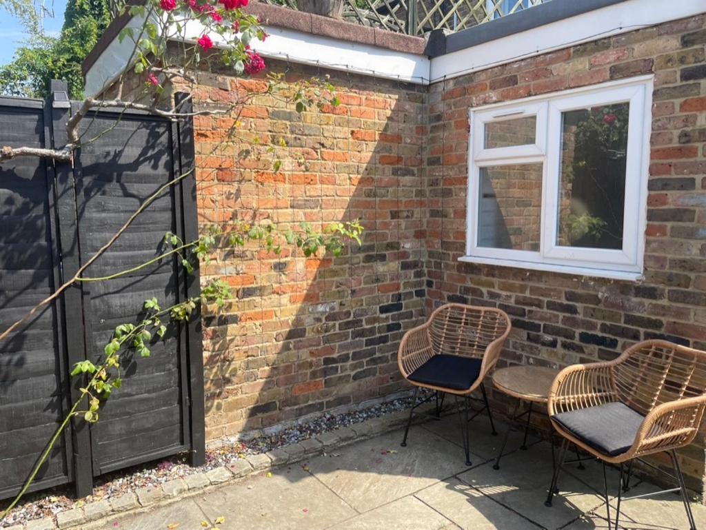 2 Bedroom House In Central Windsor - The Town Esterno foto